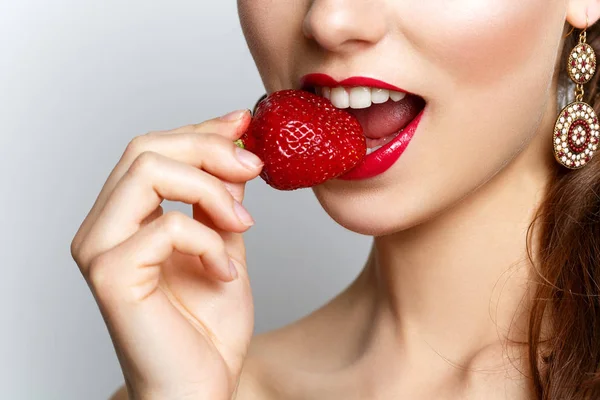 Belle fille avec des fraises fraîches — Photo