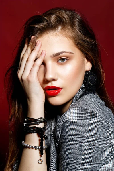 Hermosa chica con labios rojos —  Fotos de Stock