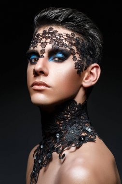 Yüzündeki dantel ile yakışıklı genç