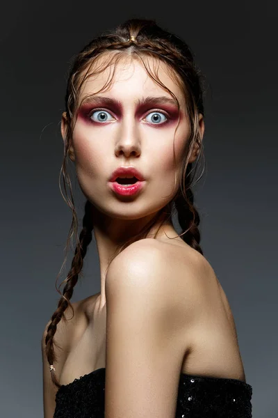 Menina bonita com tranças modernas e maquiagem vermelha — Fotografia de Stock