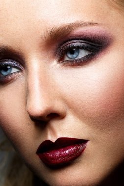 koyu makyaj ile güzel sarışın kız
