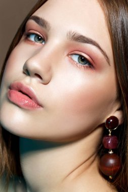 doğal makyaj ve uzun saçlı güzel kız