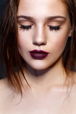 koyu makyaj ile güzel sarışın kız