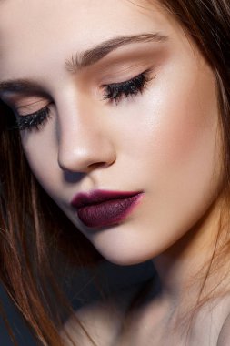 koyu makyaj ile güzel sarışın kız