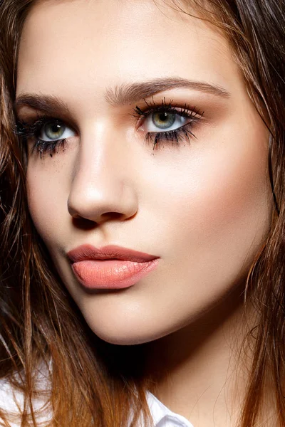 güzel sarışın kız uzun göz kirpikleri ile