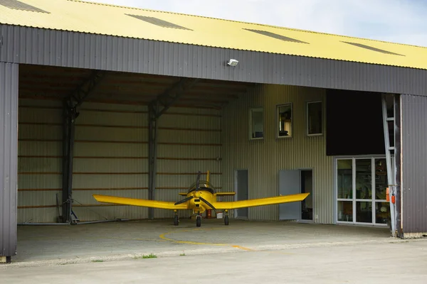 小型飛行機の立っている小屋の中 — ストック写真