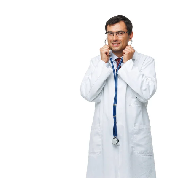 Doktor stetoskop ile beyaz elbise içinde — Stok fotoğraf