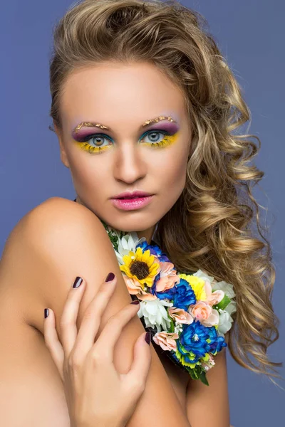 Menina bonita com acessórios de flor — Fotografia de Stock