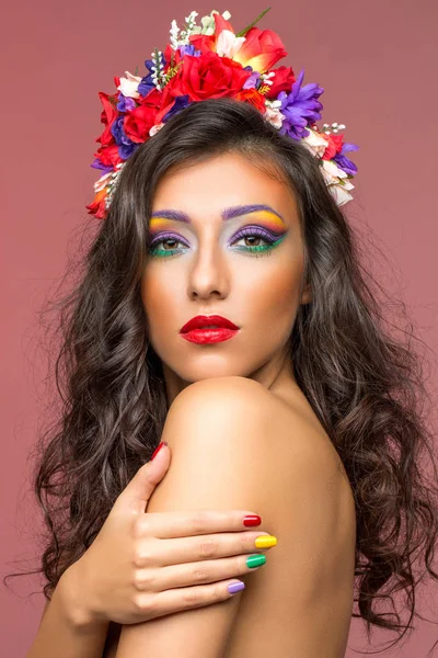 Bella ragazza con accessori floreali — Foto Stock