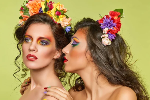 Hermosas chicas con accesorios de flores — Foto de Stock