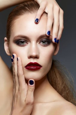 Kırmızı dudaklar ile güzel kız