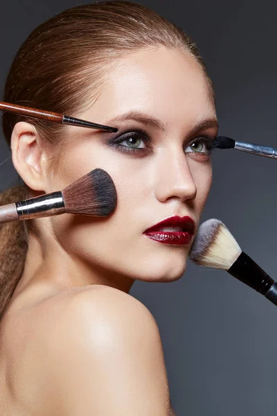 Mooi meisje met donkere make-up — Stockfoto