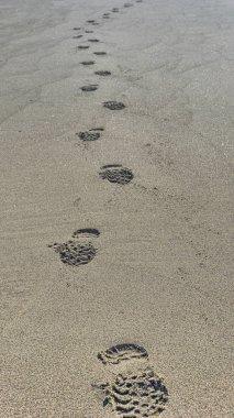 Adımları kuma basık