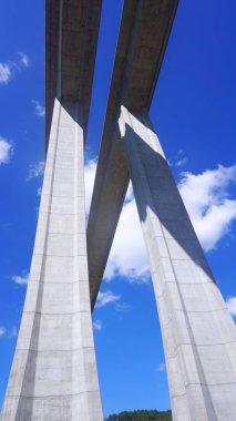 Viyadük makro mavi gökyüzü ile