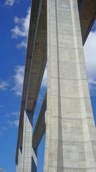 Viadukt makro s modrou oblohou Stock Snímky