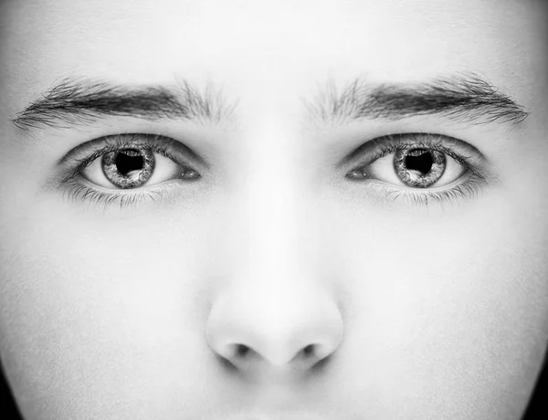 Imagen cercana de mirada perspicaz ojos humanos azules — Foto de Stock
