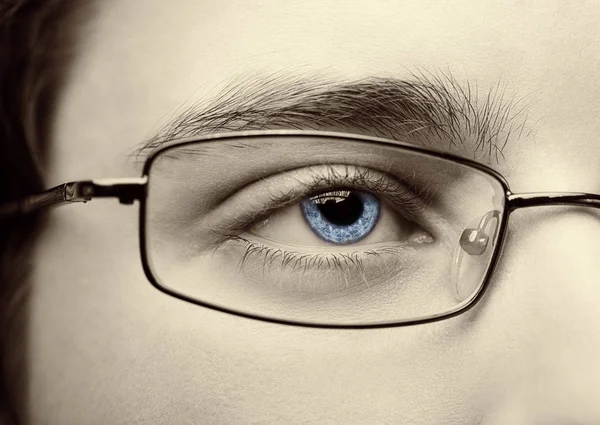 Porträtt av en tonåring pojke som bär glasögon stänger, makro studio shoot — Stockfoto