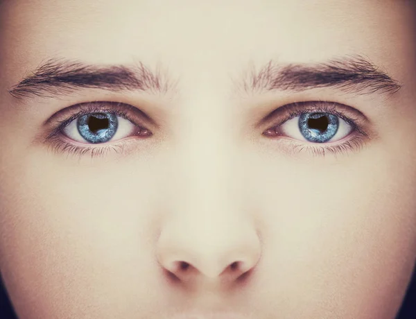 Imagen cercana de mirada perspicaz ojos humanos azules — Foto de Stock