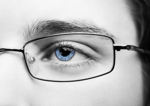 Ritratto di un ragazzo adolescente che indossa gli occhiali da vicino, macro studio di ripresa — Foto Stock