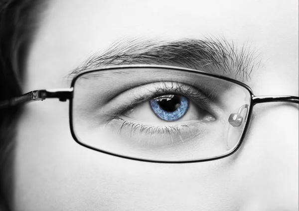 Retrato de un adolescente con gafas cerca, sesión de estudio macro — Foto de Stock