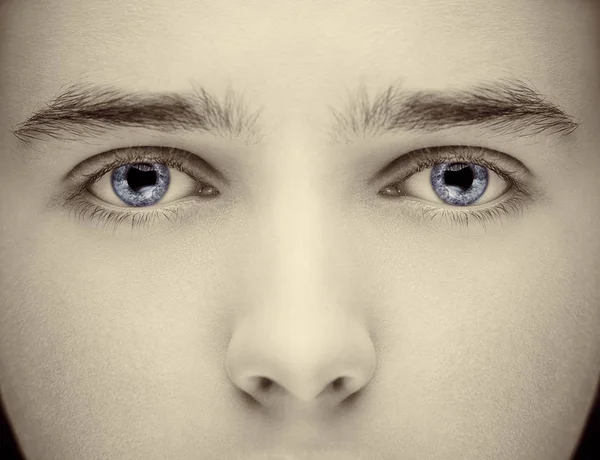 Image rapprochée d'un regard perspicace yeux humains bleus — Photo