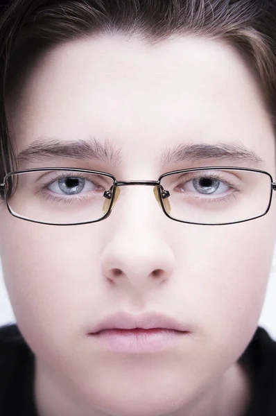 Een portret van een knappe tiener. Close-up shot — Stockfoto