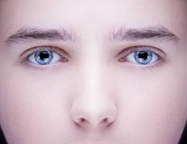 Imagem de perto de olhar perspicaz olhos humanos azuis — Fotografia de Stock