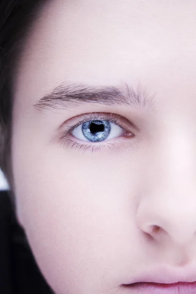 Nahaufnahme Bild von aufschlussreichen Blick blauen menschlichen Augen — Stockfoto