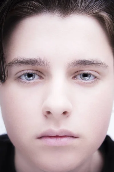 Um retrato de um belo adolescente. Imagem de close-up — Fotografia de Stock