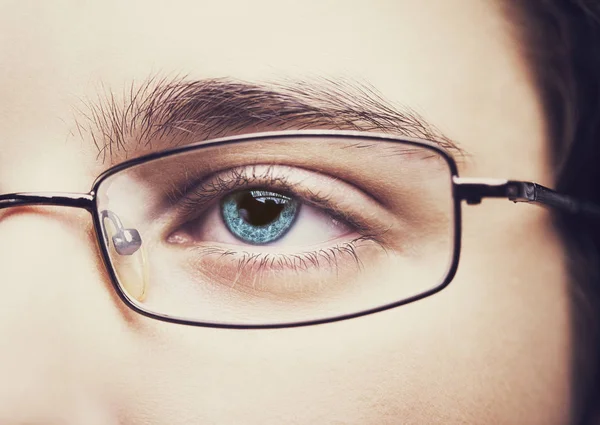 Portrait d'un adolescent portant des lunettes de près, macro studio shoot — Photo