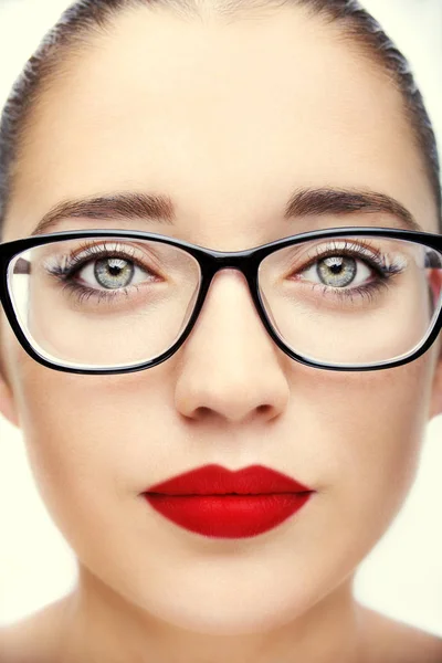 Jovem atraente optician mulher com olhos azuis em óculos — Fotografia de Stock