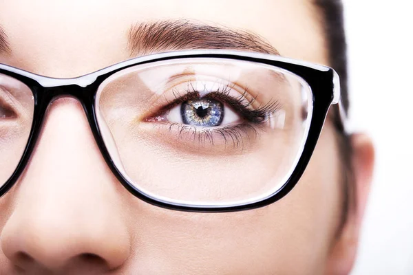 Hermosa mujer joven con gafas de primer plano. —  Fotos de Stock