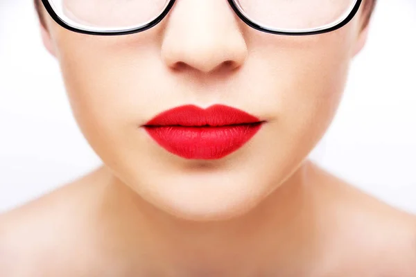 Labios rellenos y sexy piel perfecta sobre un fondo blanco — Foto de Stock