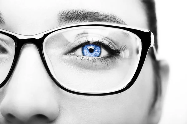 Hermosa mujer joven con gafas de primer plano. — Foto de Stock