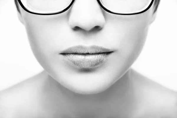 통통 한 섹시 한 입술과 하얀 배경의 완벽 한 피부 — 스톡 사진