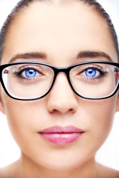 Atractiva joven óptica mujer con ojos azules en gafas —  Fotos de Stock