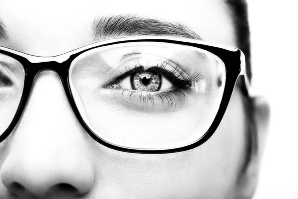 Schöne junge Frau mit Brille in Großaufnahme. — Stockfoto