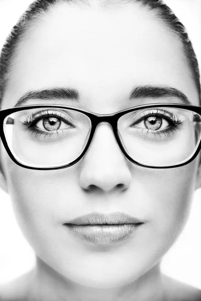 Привлекательная молодая оптик женщина в очках — стоковое фото