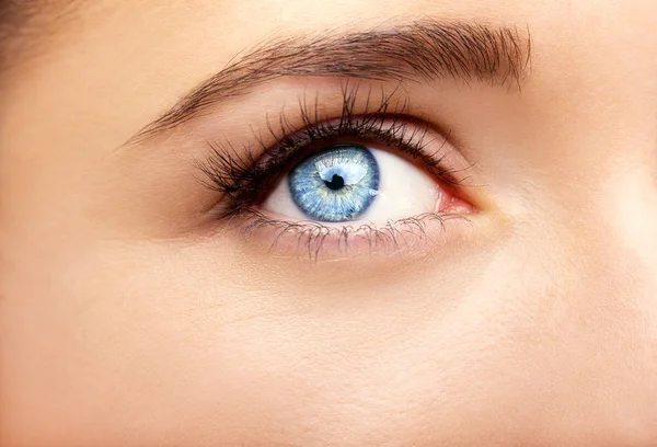 Hermosa mirada perspicaz ojos de mujer azul —  Fotos de Stock