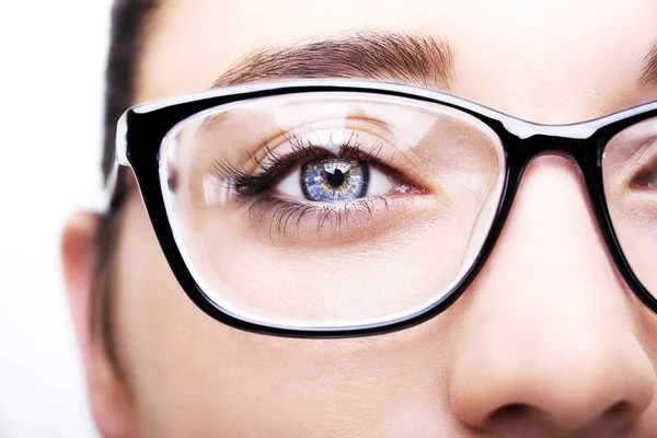 Schöne junge Frau mit Brille in Großaufnahme. — Stockfoto