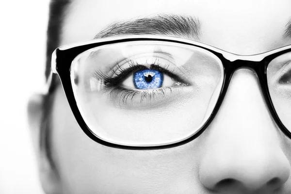 Beautiful young woman wearing glasses close-up. — Stock Photo, Image