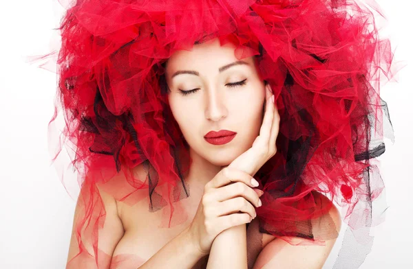 Kırmızı dudaklı güzel bir kadının portresi. Moda fotoğrafı. — Stok fotoğraf