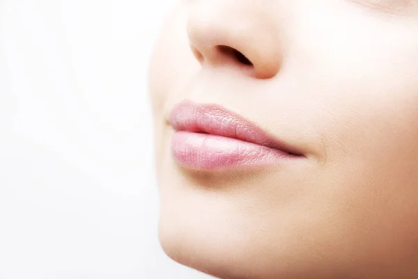 Plump sexiga läppar och perfekt hud på en vit bakgrund — Stockfoto