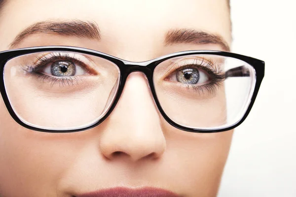 Schöne junge Frau mit Brille in Großaufnahme isoliert auf weiß — Stockfoto