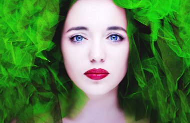 Güzel bir kadının portresi. Moda fotoğrafı.