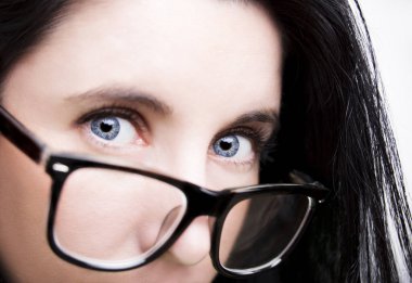 Beyaz izole gözlük yakın çekim giyen güzel genç kadın