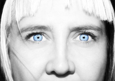 Anlayışlı güzel bakmak kadın mavi gözlü