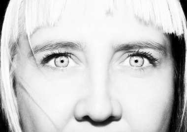 Anlayışlı güzel bakmak kadın mavi gözlü