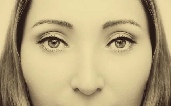 Portrét krásné tváře s krásné hnědé oči — Stock fotografie