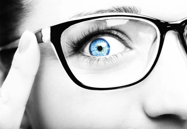 Beyaz izole gözlük yakın çekim giyen güzel genç kadın — Stok fotoğraf